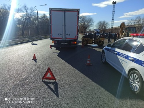 В Новотроицке на улице Заводской каток протаранил грузовик В Новотроицке на улице Заводской каток протаранил грузовик