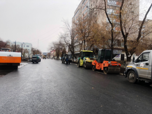 Улицу Володарского в Оренбурге успели заасфальтировать до морозов Улицу Володарского в Оренбурге успели заасфальтировать до морозов