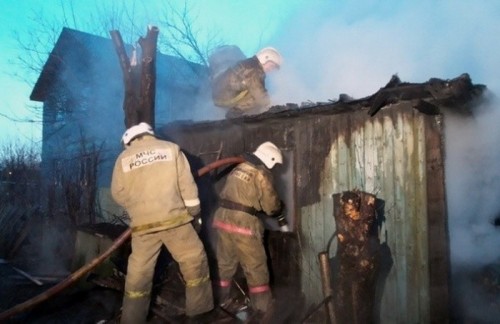В Орске на улице Ульянова сгорел сарай