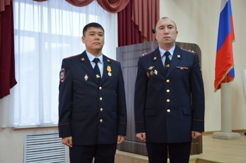 Владимир Колокольцев поздравил сотрудников органов внутренних дел, отличившихся при спасении погибавших, и вручил им высокие награды
