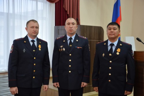 Владимир Колокольцев поздравил сотрудников органов внутренних дел, отличившихся при спасении погибавших, и вручил им высокие награды