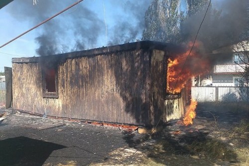 В Саракташе в результате возгорания строительного вагончика пострадал мужчина