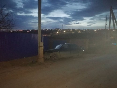 В Бугуруслане мужчина на легковом автомобиле протаранил бетонную стену