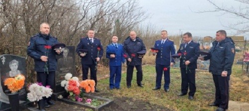  В профессиональный праздник посетили могилу Героя