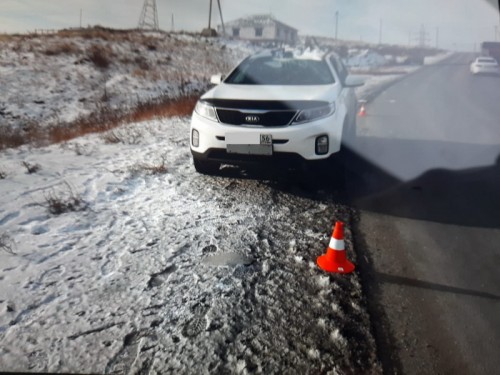 В Орске выпавший груз из кузова автомобиля разорвал крышу автомобилю «Киа»