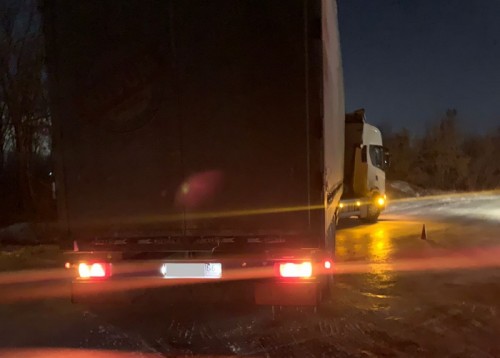 В Орске на улице Дорожной сложился грузовой автомобиль с прицепом 