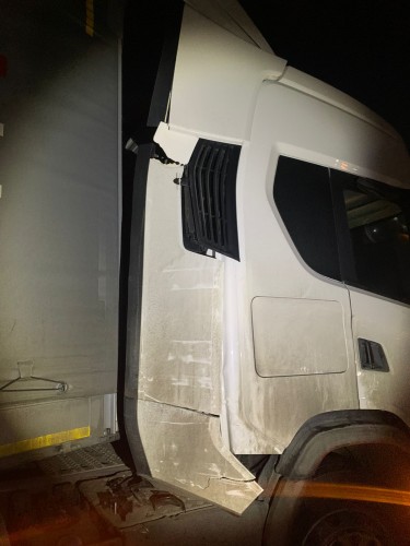 В Орске на улице Дорожной сложился грузовой автомобиль с прицепом 