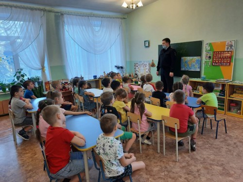 Сотрудники полиции Орска провели урок дорожной безопасности в детском саду