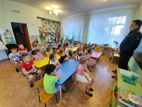Сотрудники полиции Орска провели урок дорожной безопасности в детском саду