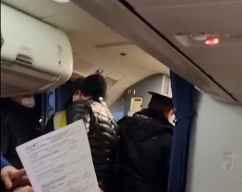Сегодня в Оренбурге с самолета Оренбург – Москва сняли двух оренбуржцев 