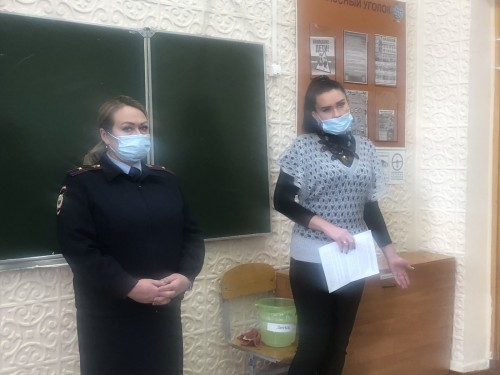 Полицейский и библиотекарь провели правовой час в школе Оренбурга