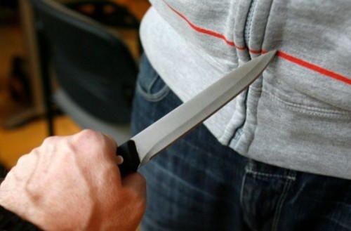 В Соль-Илецке на ферме мужчине воткнули нож в живот