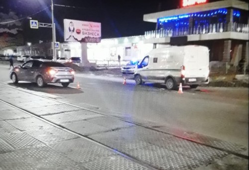 В Новотроицке на улице Гагарина в ДТП попал инкассаторский автомобиль