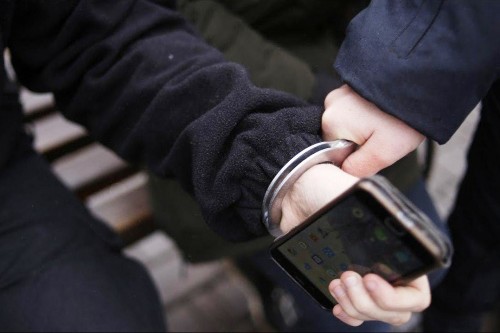 Полицейские в Орске задержали мошенницу, похитившую телефон у жителя Адамовского района