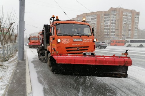 Накануне на улицах города снег убирали около 80 единиц техники