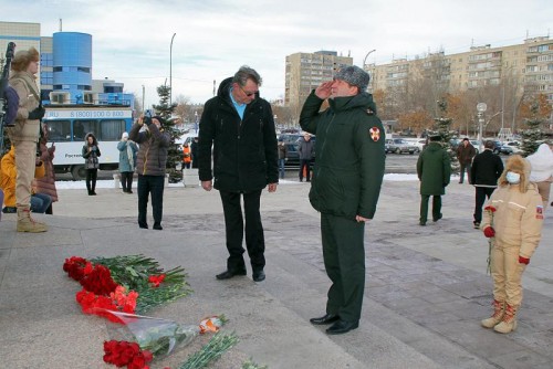 Оренбуржцы почтили память Героев Отечества