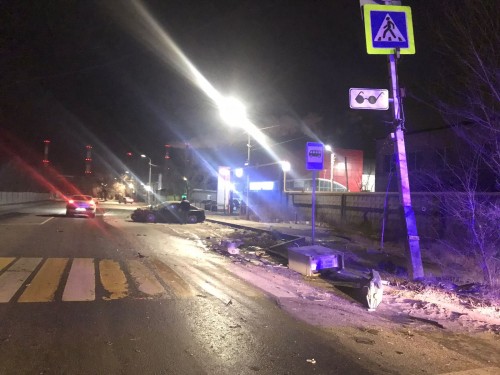 В Орске на улице Жуковского автомобиль «БМВ» снес светофор