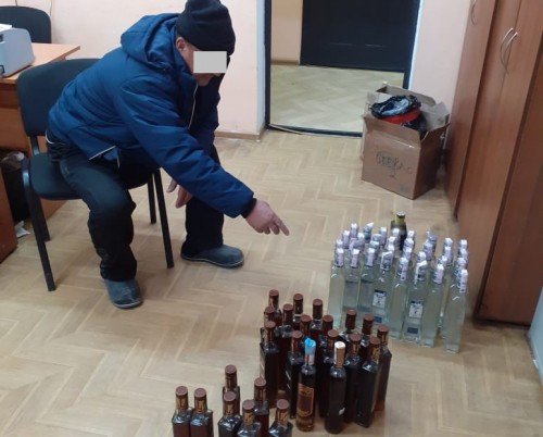 Сотрудники полиции Акбулака у гражданина одной из стран СНГ изъяли алкогольную продукцию