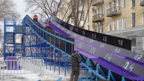 В Оренбурге продолжаются работы по благоустройству новогоднего городка