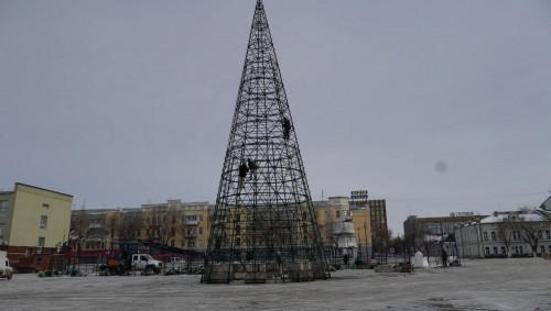 В Оренбурге продолжаются работы по благоустройству новогоднего городка