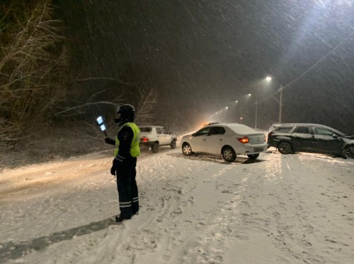 В Орске водители автомобилей не соблюдают режим езды в затрудненных погодных условиях