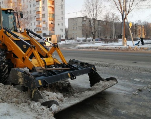 Сегодня ночью в Оренбурге снег чистили 97 единиц техники