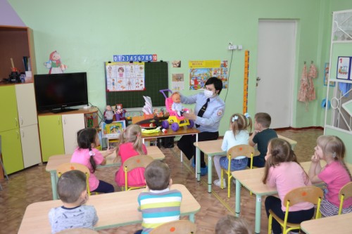 Дорожные полицейские побывали в гостях у дошколят Дорожные полицейские побывали в гостях у дошколят