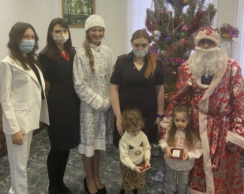 В Орске «Полицейский Дед Мороз» вручил заграничные паспорта маленьким жителям города