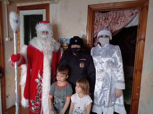 В Сорочинске полицейские приняли участие в акции «Полицейский Дед Мороз» В Сорочинске полицейские приняли участие в акции «Полицейский Дед Мороз»