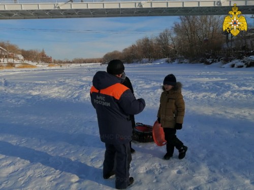В Оренбурге в районе Набережной лед на Урале скрывает опасность