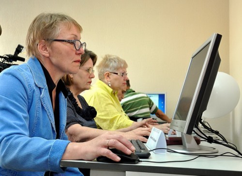 В рамках нацпроекта «Демография» 860 пенсионеров научатся работать на компьютере