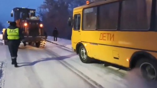 В Орске школьный автобус с детьми съехал с дороги