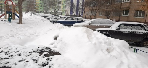 Оренбургские коммунальщики продолжают складировать снег на теплотрассы