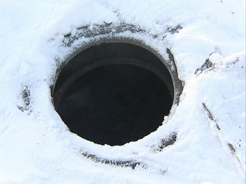 В Оренбурге в районе дома 172 на проспекте Победы в колодец упал ребенок В Оренбурге в районе дома 172 на проспекте Победы в колодец упал ребенок