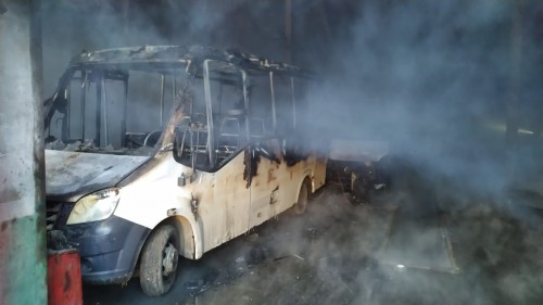 В Оренбурге на улице Лесозащитной сгорел полностью автобус «ГАЗ-А63»