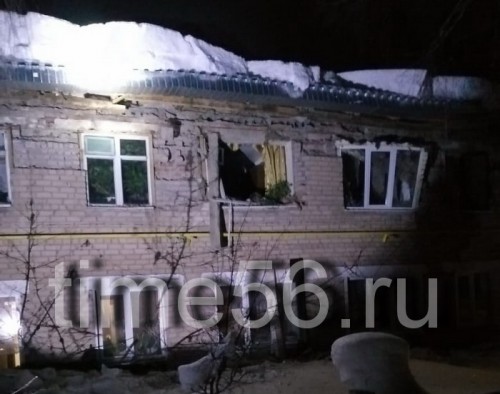 В Шарлыке под тяжестью снега произошло обрушение крыши и разрушение дома