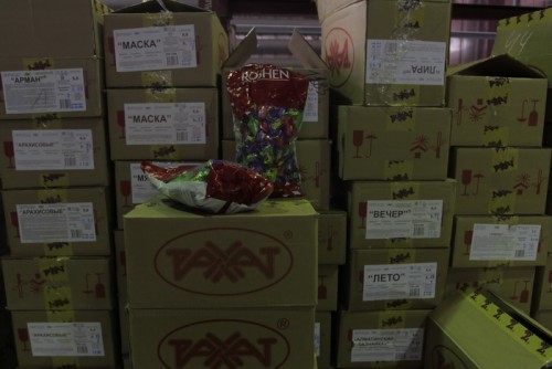 Таможенники на границе с Казахстаном изъяли 19 тонн украинских конфет «Roshen»