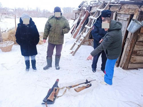 Житель Акбулака купил дом и нашел два ружья, которые не сдал в полицию Житель Акбулака купил дом и нашел два ружья, которые не сдал в полицию