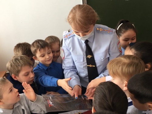 Сотрудники госавтоинспекции соль-илецкого городского округа провели акцию «автокресло – детям!»   