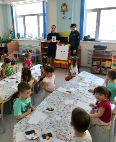 Сотрудники ГИБДД Оренбурга провели мероприятие для воспитанников детского сада № 20 Сотрудники ГИБДД Оренбурга провели мероприятие для воспитанников детского сада № 20
