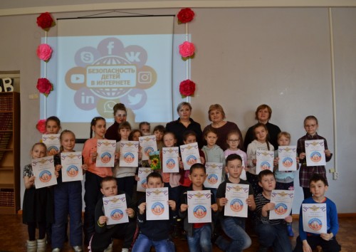В Оренбурге сотрудники полиции провели мероприятие для учащихся в пришкольном лагере школы №35 «Безопасность в интернете» В Оренбурге сотрудники полиции провели мероприятие для учащихся в пришкольном лагере школы №35 «Безопасность в интернете»