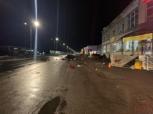 Сотрудники ГИБДД устанавливают обстоятельства ДТП на автодороге Оренбург-Орск