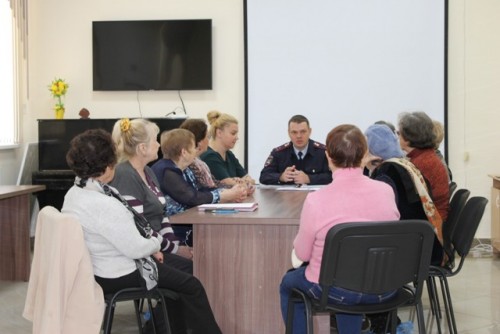 В Новотроицке сотрудники ГИБДД и общественники организовали круглый стол, посвященный профилактике дорожного травматизма среди пожилых людей   