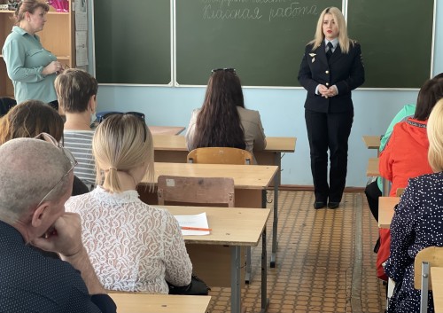 Сотрудники госавтоинспекции приняли участие в родительском собрании   