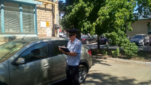 Участковый уполномоченный полиции Станислав Бельков устанавливает обстоятельства повреждения автомобилей на улице Томилинской Оренбурга