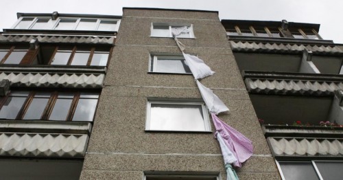 В Оренбурге сотрудники полиции устанавливают обстоятельства падения женщины с балкона