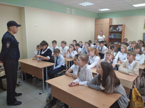 В Новотроицке сотрудники полиции провели профилактические беседы со школьниками