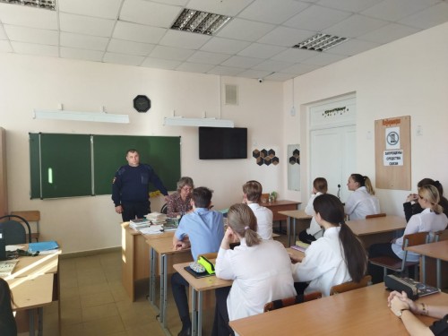 В Новотроицке сотрудники полиции провели профилактические беседы со школьниками