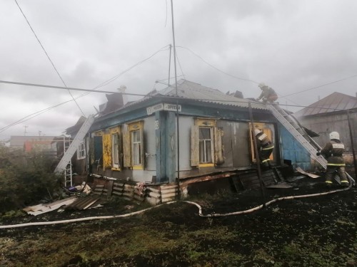В Оренбургской области инспекторы ДПС спасли из горящего дома 86-летнюю пенсионерку