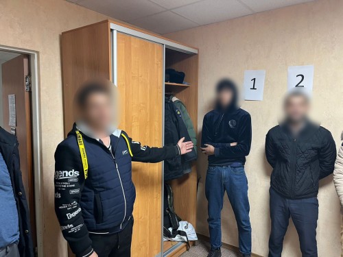В Оренбурге полицейские задержали группу молодых людей, воровавших из автомобилей